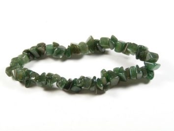 Bransoletka z zielonych kamieni awenturyn zielony o nieregularnych kształtach na białym tle.
