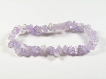 Bransoletka z drobnych, fioletowych kamieni na białym tle.