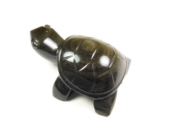 Czarna figurka żółwia z połyskiem, wykonana z kamienia, na białym tle.