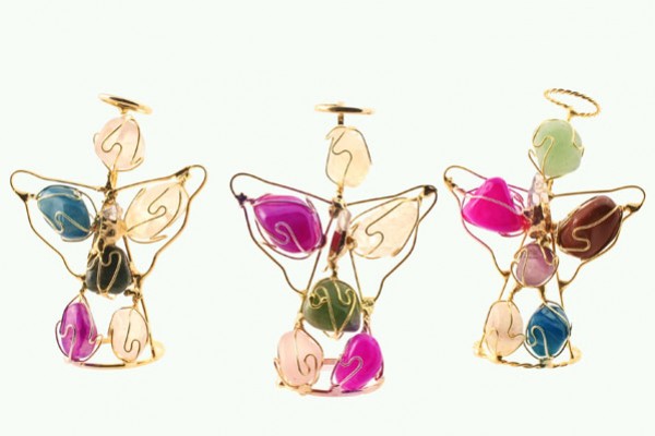 Trzy ozdobne aniołki z drutu i kolorowych kamieni na białym tle.