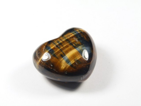 Serce tygrysie oko niebieskie szlifowane. Polerowany kamień tygrysie oko w kształcie serca na białym tle.