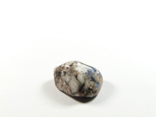 Gładki kamień o mieszanych barwach, leżący na białym tle.