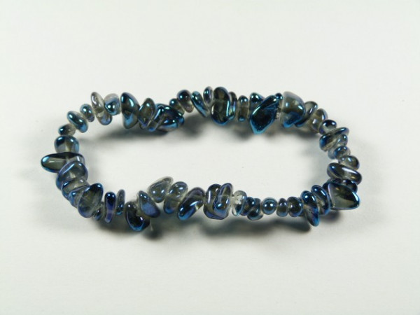 Bransoletka z niebieskich, nieregularnych koralików na białym tle.