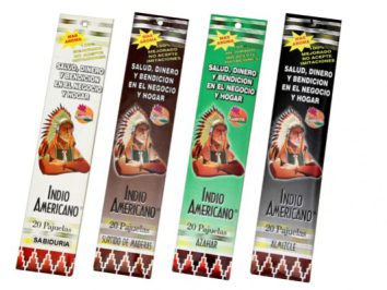 Cztery opakowania kadzidełek Indio Americano w różnych kolorach, ułożone obok siebie.