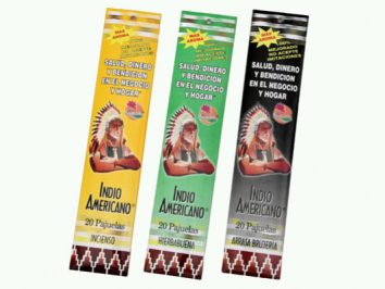 Trzy opakowania indyjskich kadzidełek Indio Americano z wizerunkiem wodza w pióropuszu.