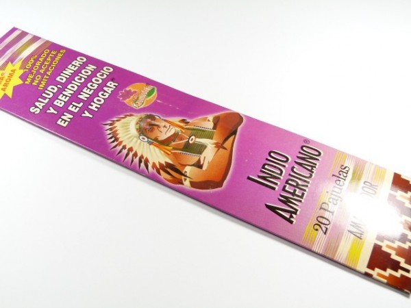 Fioletowe opakowanie kadzidełek z rysunkiem Indianina w pióropuszu i napisem "Indio Americano".