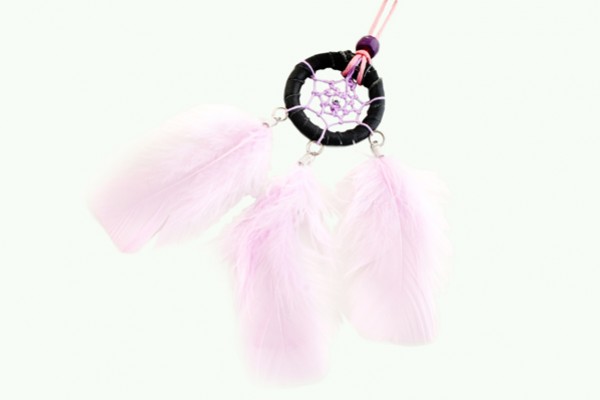 Amulet łapacz snów z czarną obręczą i trzema jasnoróżowymi piórami na białym tle.