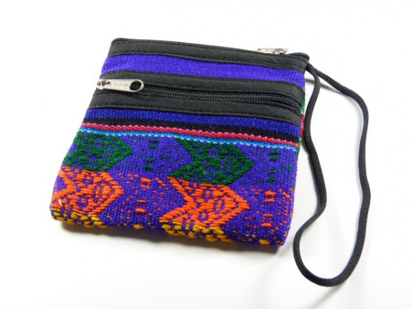Kolorowa, tkana saszetka z zamkiem błyskawicznym i paskiem na nadgarstek, leży na białym tle.