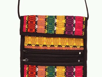 Mała, kolorowa torebka na ramię z etnicznym wzorem i dwoma zamkami błyskawicznymi.