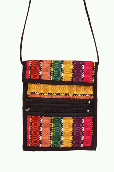 Mała, kolorowa torebka na ramię z etnicznym wzorem i dwoma zamkami błyskawicznymi.
