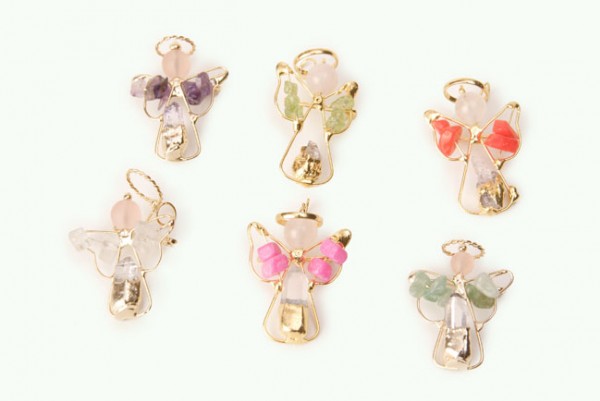 Sześć zawieszek w kształcie aniołków wykonanych z kolorowych kamieni i złotych drucików.