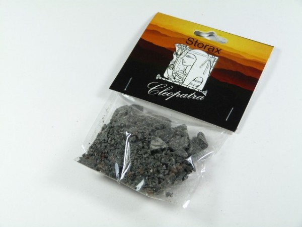 Przezroczysta torebka z czarnym żywicznym storaksem, opakowanie z napisem „Cleopatra”.