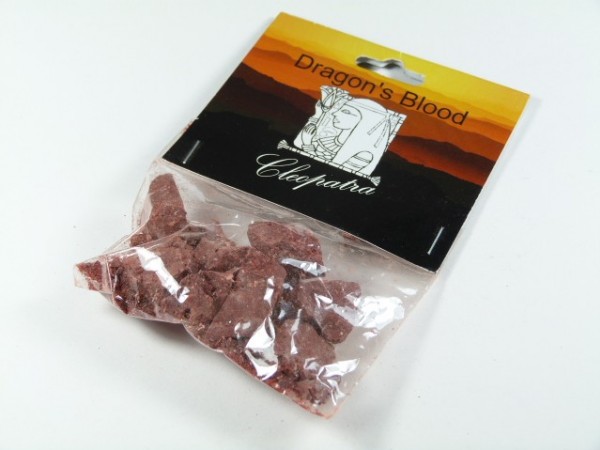 Opakowanie "Dragon's Blood Cleopatra" z czerwonymi kawałkami żywicy w folii.
