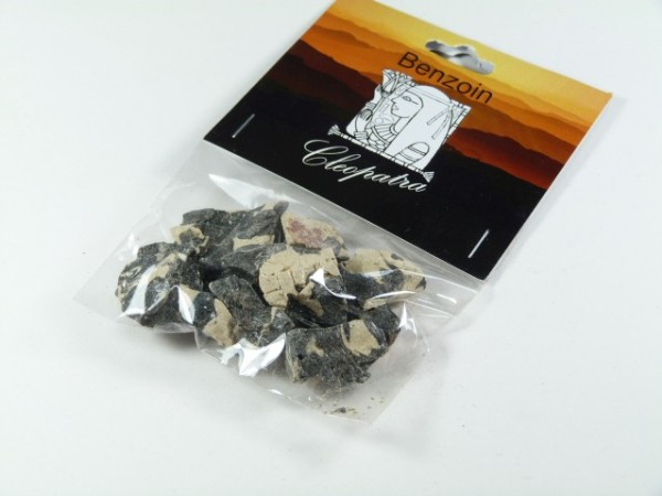 Saszetka z żywicą benzoesową marki Cleopatra na białym tle.