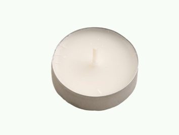 Biała świeczka tealight w aluminiowej osłonce na jasnym tle.