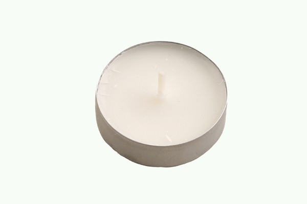 Biała świeczka tealight w aluminiowej osłonce na jasnym tle.