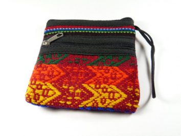 Mała, kolorowa torebka z dwoma zamkami błyskawicznymi i etnicznym wzorem na tkaninie.