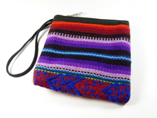 Mała torebka z tkaniny w kolorowe, tradycyjne wzory, z czarną rączką i zamkiem.