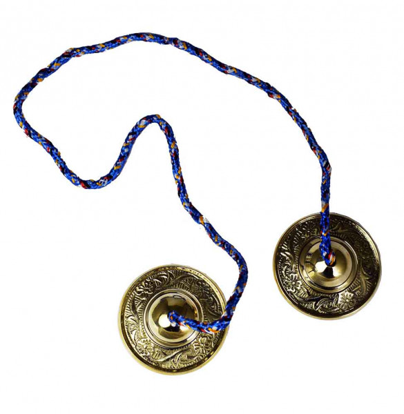 Dwie metalowe cymbałki tybetańskie połączone kolorowym sznurkiem, leżące na białym tle.