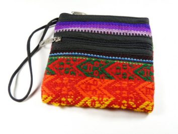 Mała kolorowa torebka z etnicznym wzorem, zapinana na dwa zamki błyskawiczne.