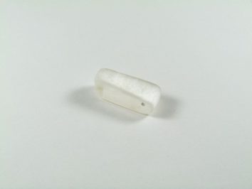 Biała kostka mydła leży na białym tle.