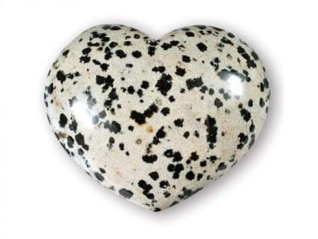 Kamień w kształcie serca, biały z czarnymi kropkami, na białym tle.