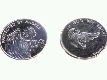 Dwa srebrne żetony z wizerunkami anioła i gołębia oraz napisami w języku angielskim.