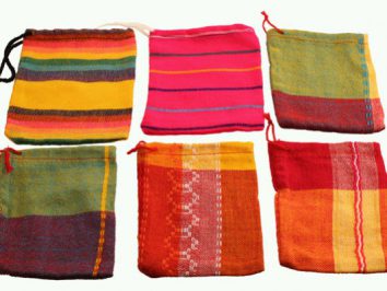 Sześć kolorowych, tkanych woreczków na sznurki, ułożonych w dwóch rzędach.