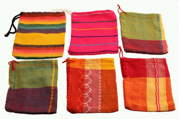 Sześć kolorowych, tkanych woreczków na sznurki, ułożonych w dwóch rzędach.