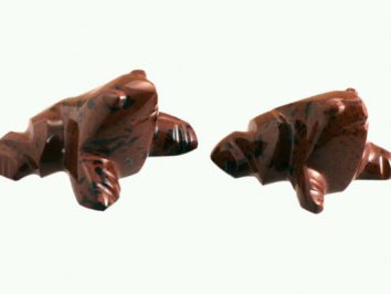 Dwa brązowe figurki żab wykonane z kamienia, ustawione obok siebie na jasnym tle.