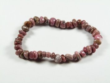 Bransoletka z różowych i brązowych kamieni nawleczonych na elastyczną żyłkę.