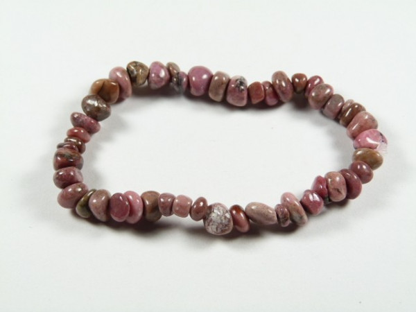 Bransoletka z różowych i brązowych kamieni nawleczonych na elastyczną żyłkę.
