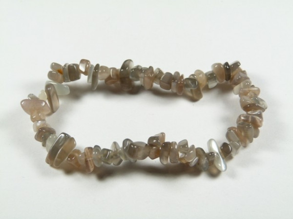 Bransoletka z drobnych, nieregularnych kamieni na elastycznej żyłce, na białym tle.