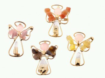 Cztery aniołki z drutu i kolorowych kamieni ułożone na białym tle.