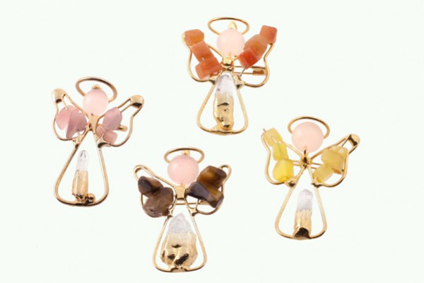 Cztery aniołki z drutu i kolorowych kamieni ułożone na białym tle.