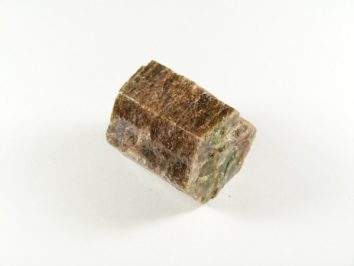 Brązowy bryłka minerału na białym tle.