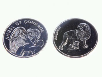 Dwie monety: na jednej anioł z napisem "Angel of Courage", na drugiej lew i lewiatek.
