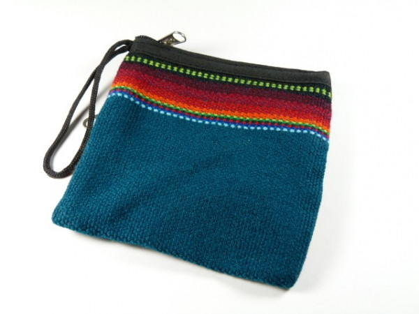 Niebieska, materiałowa saszetka z kolorowym paskiem i czarnym zamkiem błyskawicznym.