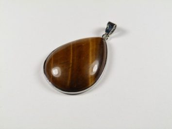 Wisiorek z kamieniem tygrysie oko w kształcie kropli na białym tle.