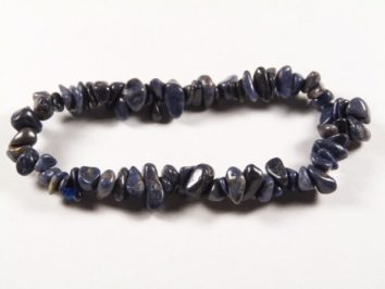 Bransoletka z niebieskich, nieregularnych kamieni nawleczonych na elastyczną żyłkę.
