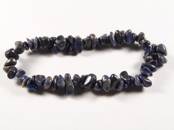 Bransoletka z niebieskich, nieregularnych kamieni nawleczonych na elastyczną żyłkę.