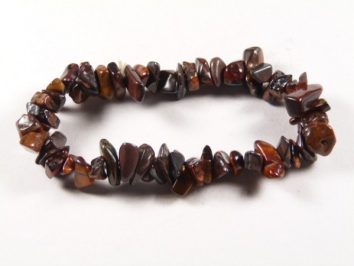 Bransoletka z nieregularnych, brązowych kamieni nawleczonych na elastyczną żyłkę.