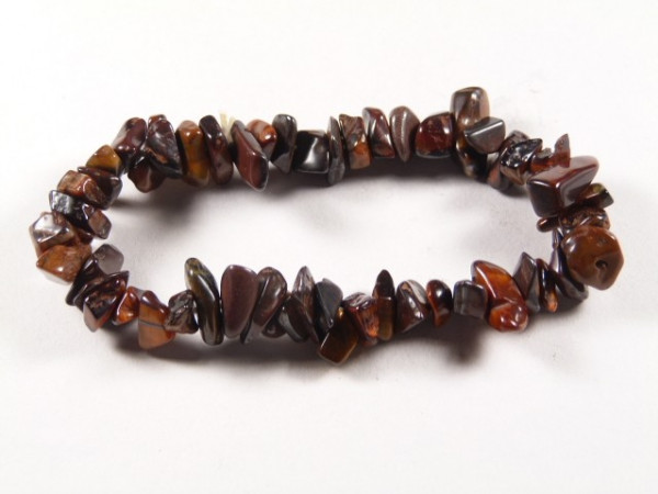Bransoletka z nieregularnych, brązowych kamieni nawleczonych na elastyczną żyłkę.