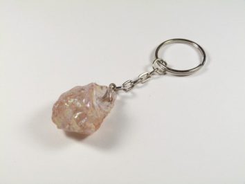 Brelok z metalowym kółkiem i zawieszką z surowego, różowego kamienia.