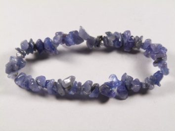 Bransoletka wykonana z fioletowych, nieregularnych kamieni na elastycznej żyłce.