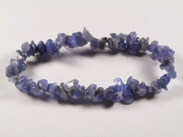 Bransoletka wykonana z fioletowych, nieregularnych kamieni na elastycznej żyłce.