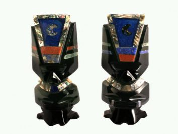 Dwa ozdobne figurki szachowe wykonane z czarnego kamienia z kolorowymi wstawkami.