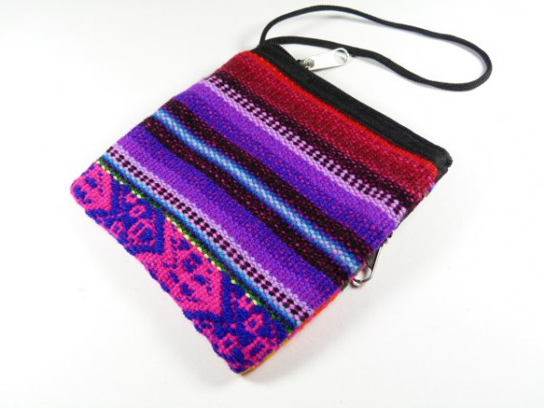 Mała torebka na ramię z kolorowym, etnicznym wzorem w pasy i geometryczne kształty.