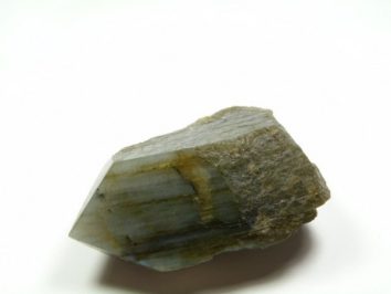 Surowy kryształ labradorytu na białym tle.