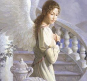 Anioł stojący na schodach z zamyśloną miną, w tle marmurowa balustrada.